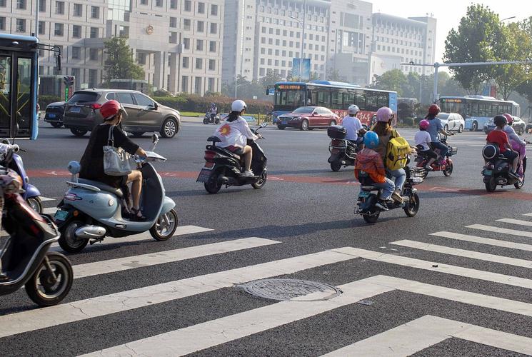 近日,代表提出严禁电动车骑行人行道的建议,瞬间引爆网络热议!